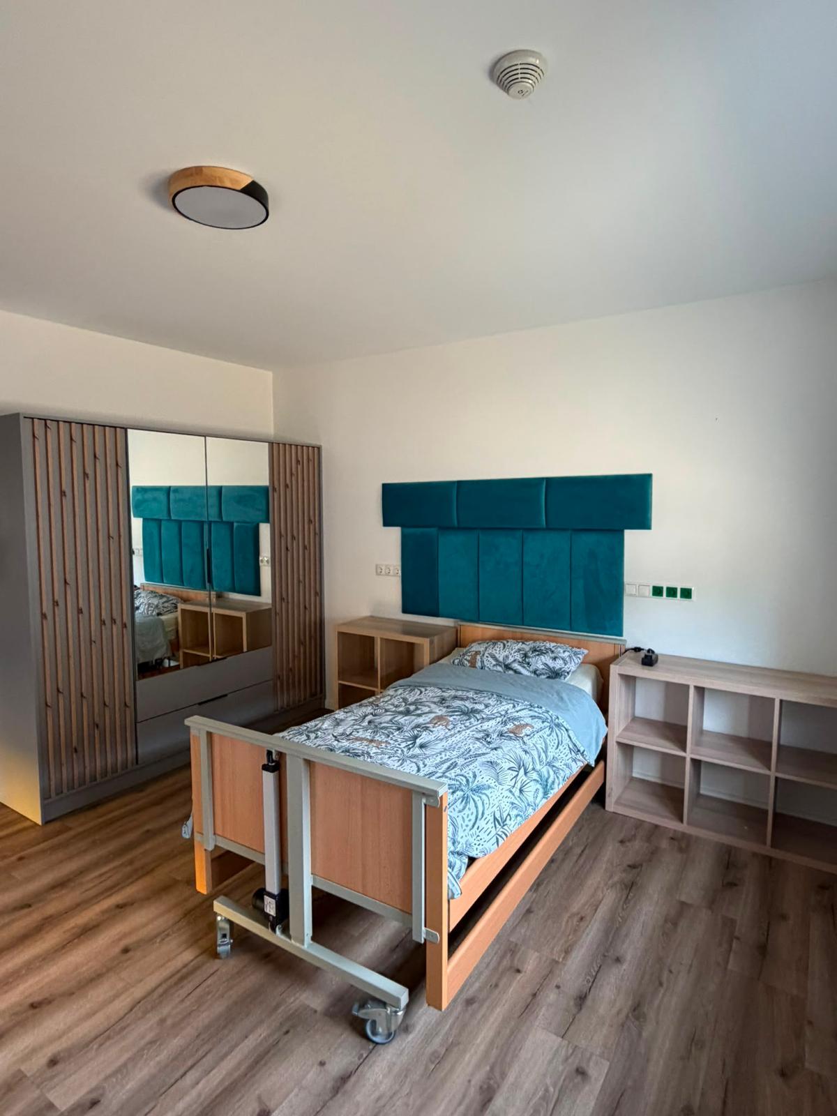 Möbliertes Zimmer mit Pflegebett